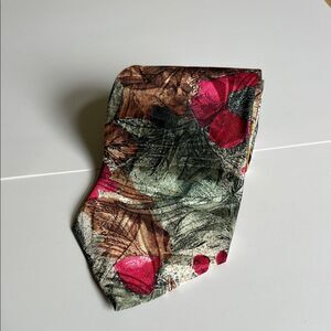 Floral‎ Patterned Robert Alan Tie in Red and Green 3.5 wide